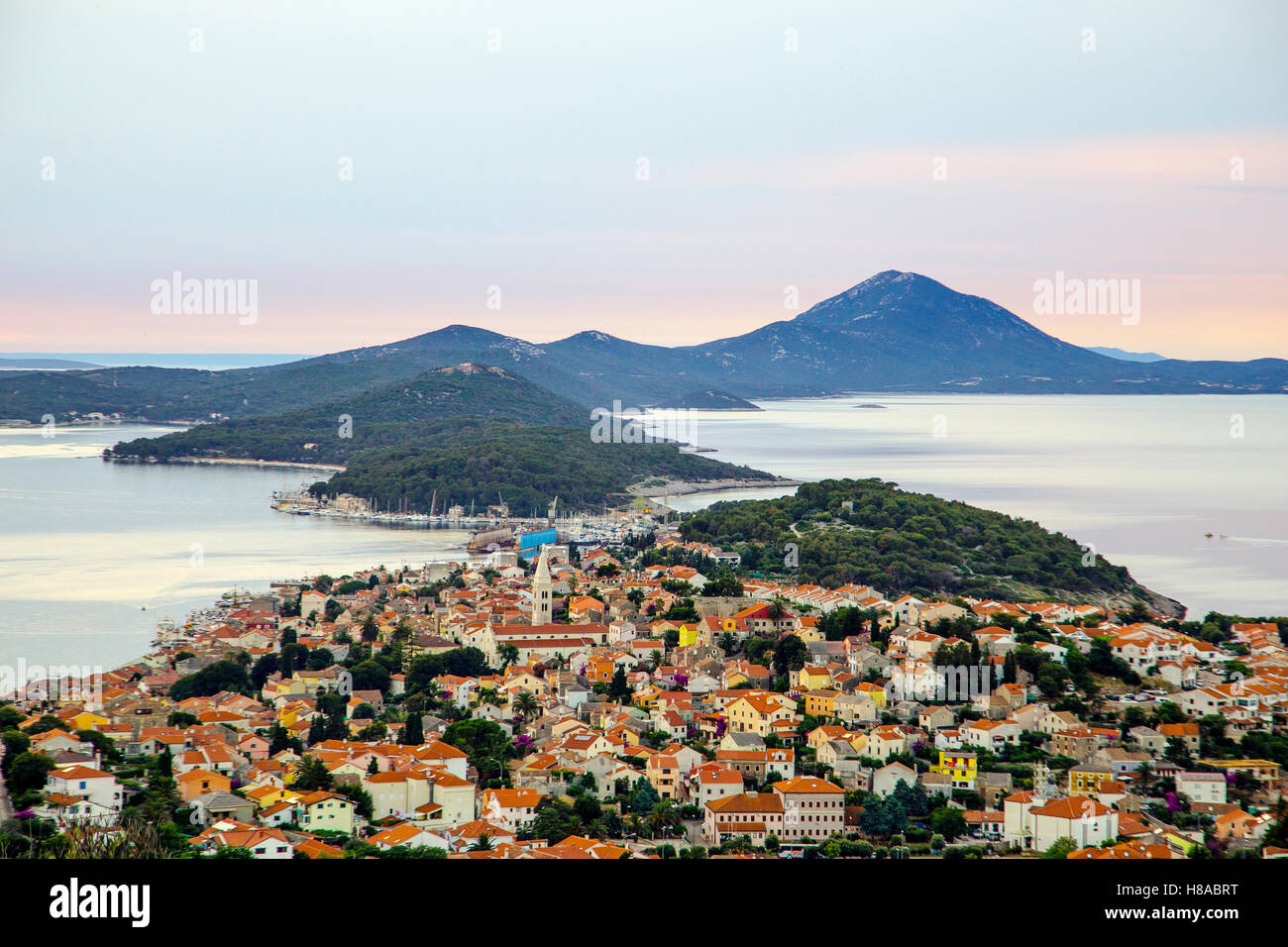 Vista panoramica della più grande isola città sul mare Adriatico, Mali Losinj, Croazia Foto Stock