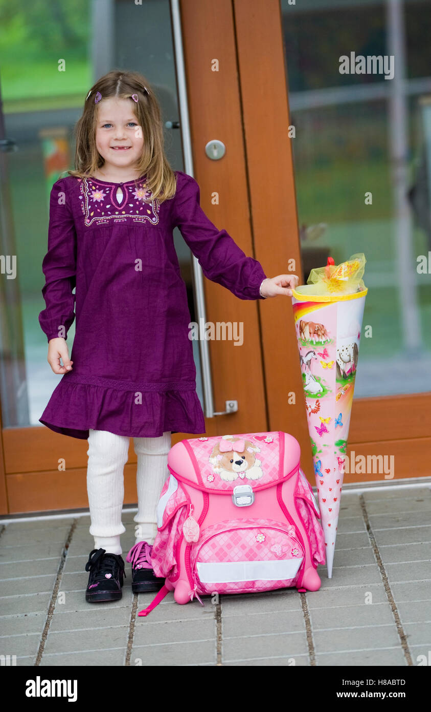 Bambino a partire scuola, con un cono di scuola e di una cartella Foto Stock