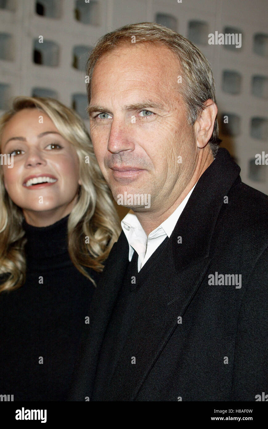 KEVIN COSTNER & CHRISTINE BAUMGARTNER CALENDAR GIRLS AFI FILM FESTI GLOSSARI AFFINI A CUPOLA LA HOLLYWOOD USA 06 Novembre 2003 Foto Stock