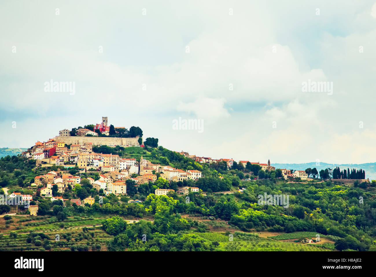 Città di Montona sulla sommità della collina in Istria Foto Stock