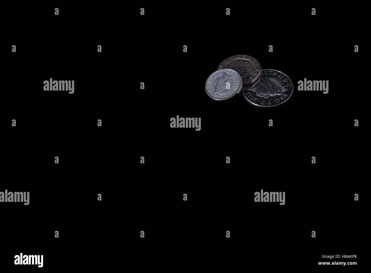 Monete del Regno Unito su sfondo nero Foto Stock