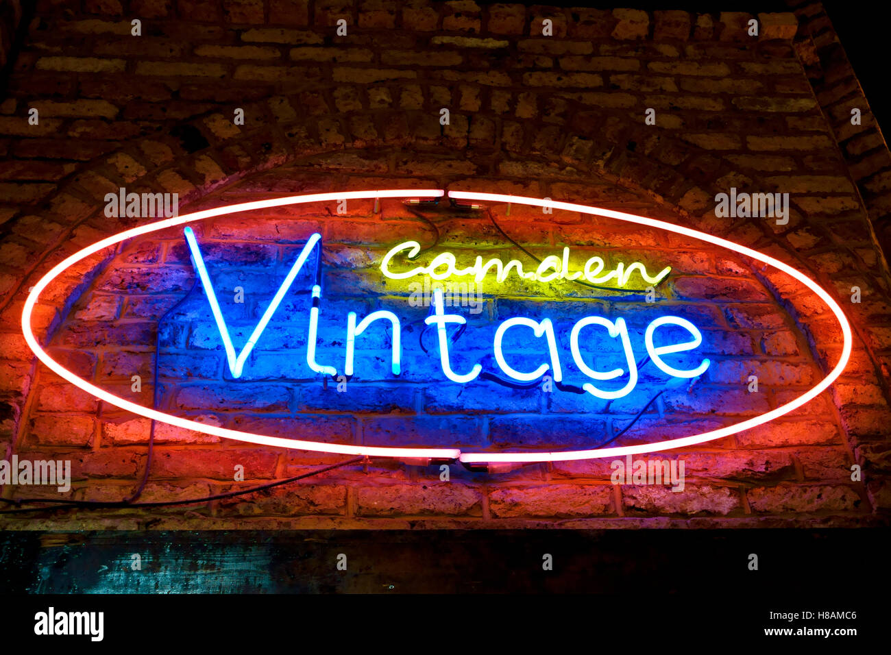 Camden Vintage segno al neon fuori stallo in stalle di Camden Market, Camden Town, Londra, Inghilterra, Gran Bretagna, Regno Unito, Gran Bretagna, Europa Foto Stock