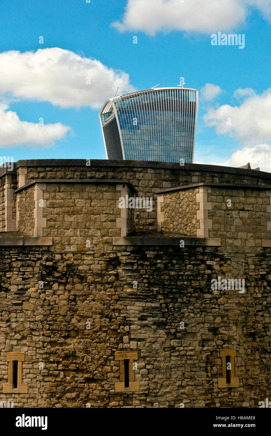 La Torre di Londra con il grattacielo 20 Fenchurch Street conosciuta come 'The Walkie-talkie'; sullo sfondo. Città di Londra. Inghilterra, Regno Unito, Europa Foto Stock
