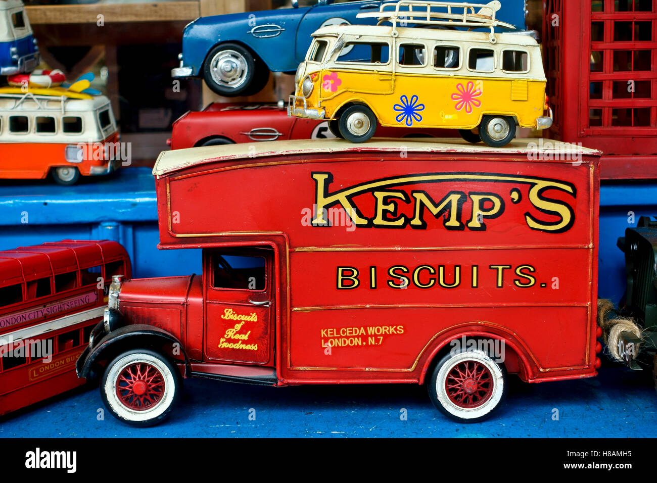Vecchi veicoli giocattolo in colori brillanti in esposizione in un negozio di giocattoli. Mercato di Portobello Road. Londra, Inghilterra, Regno Unito, Regno Unito, Europa. Primo piano Foto Stock
