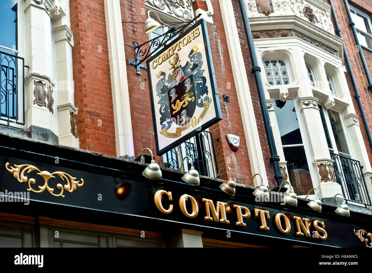 Comptons pub, pub gay, Old Compton Street, situato nel cuore del villaggio gay di Soho, Londra, Inghilterra, Gran Bretagna, Regno Unito, Regno Unito, Europa. Foto Stock