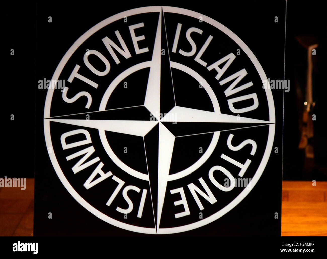 Das Logo der Marke 'Stone Island', Berlino Foto stock - Alamy