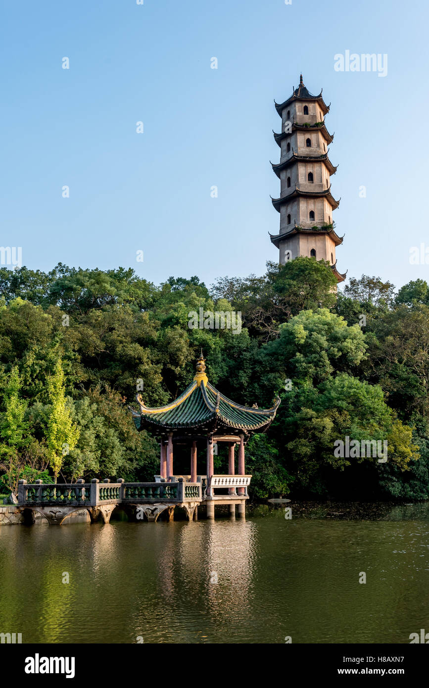 Il giardino cinese, stagno + 7 piani della dinastia Song west pagoda di Jiangxin isola a WENZHOU Cina, nella provincia dello Zhejiang, Cina. Foto Stock