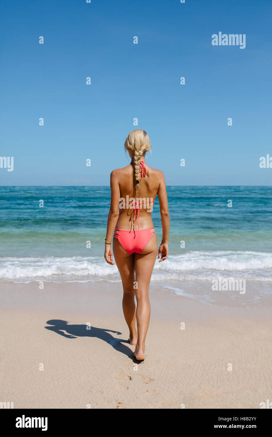 Donna in bikini al mare immagini e fotografie stock ad alta risoluzione -  Alamy