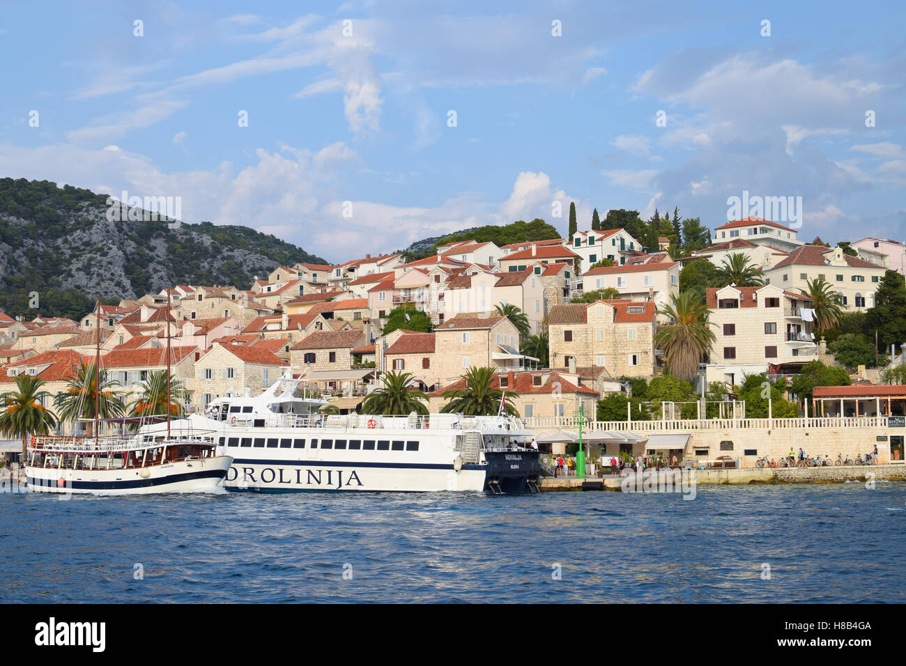 Vista della città di Hvar con cruiser, Croazia Foto Stock