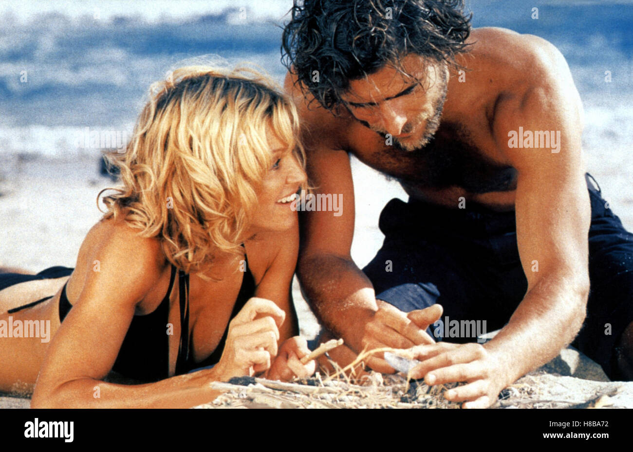 Stürmische Liebe, (Swept Away) GB-IT 2002, Regie: Guy Ritchie Madonna, Adriano Giannini, Chiave: Paar am Strand Foto Stock