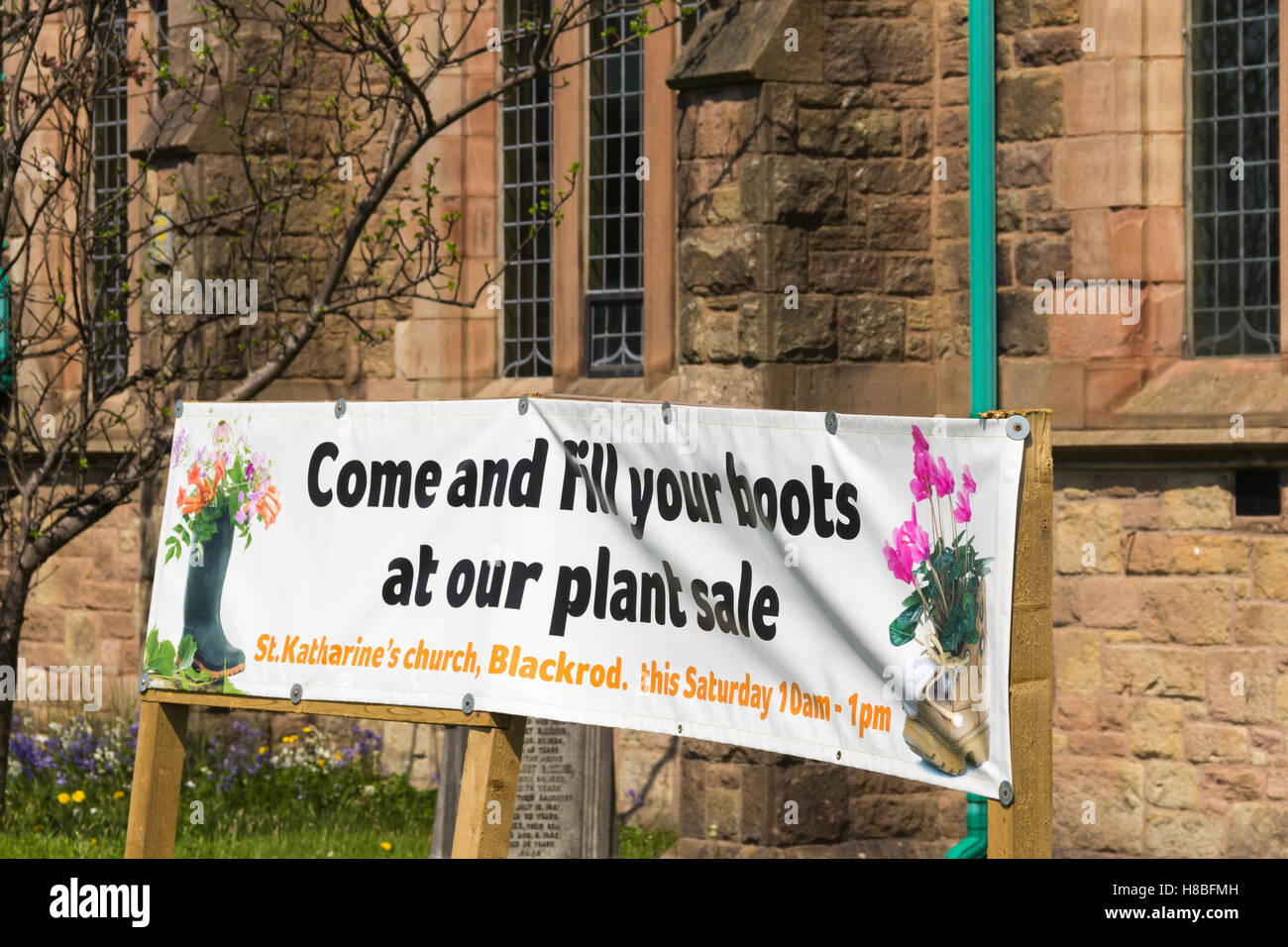 Banner pubblicitari la prossima vendita di piante a San Katharine chiesa, Blackrod vicino a Bolton, Lancashire. Foto Stock