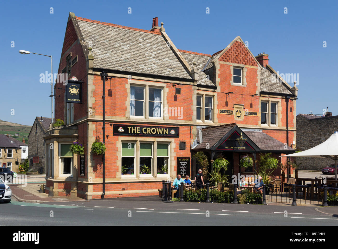 Ai clienti di godere di sole e di primavera nel giardino della birra della corona pub su Chorley New Road, Horwich, Lancashire. Foto Stock