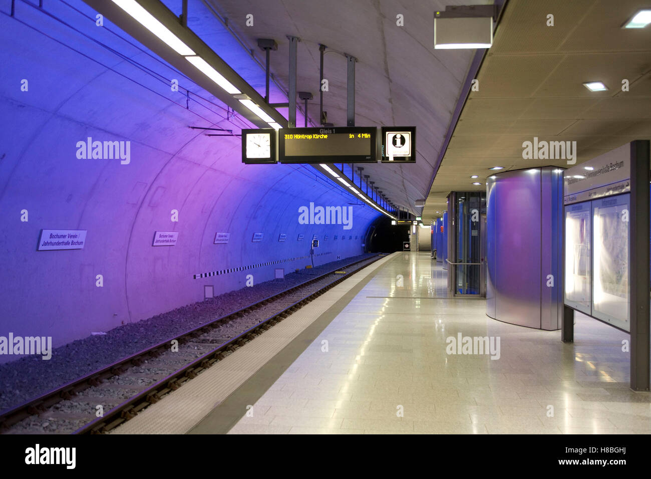 Germania, la zona della Ruhr, Bochum, stazione metropolitana Bochumer Verein Jahrhunderthalle. Foto Stock