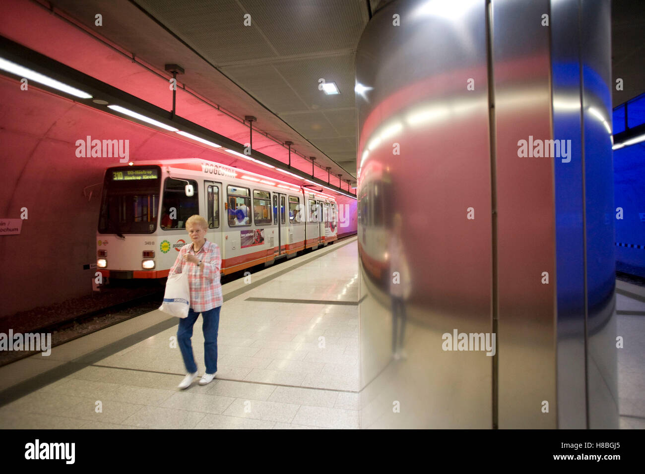 Germania, la zona della Ruhr, Bochum, stazione metropolitana Bochumer Verein Jahrhunderthalle. Foto Stock