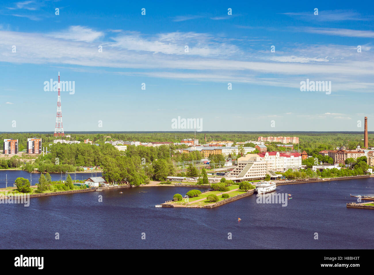 Vyborg, viste sulla città, orizzonti e Bay da altezza di Vyborg fortezza, regione di Leningrado, San Pietroburgo, Russia. Giorno di estate Foto Stock