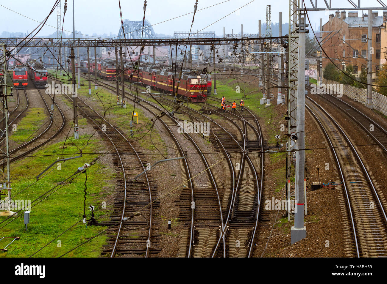 Vecchie locomotive stand sui binari della ferrovia di tecnico della stazione ferroviaria - Funzionamento deposito locomotive sulla mattina di autunno nella nebbia Foto Stock