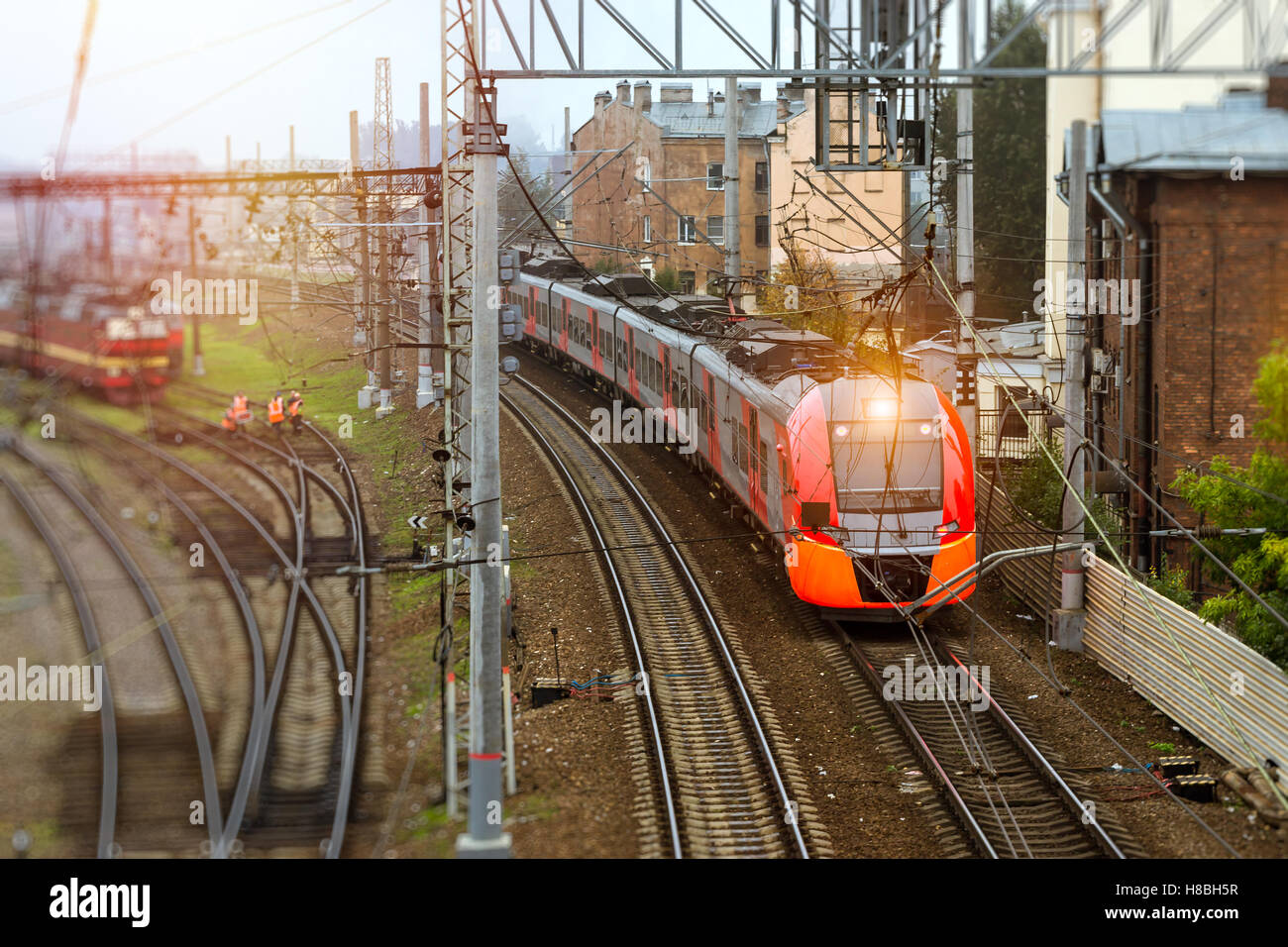 Moderno locomotore elettrico trazione di un treno ad alta velocità su rotaie. Tecnica stazione ferroviaria - Funzionamento deposito locomotive, Russia Foto Stock