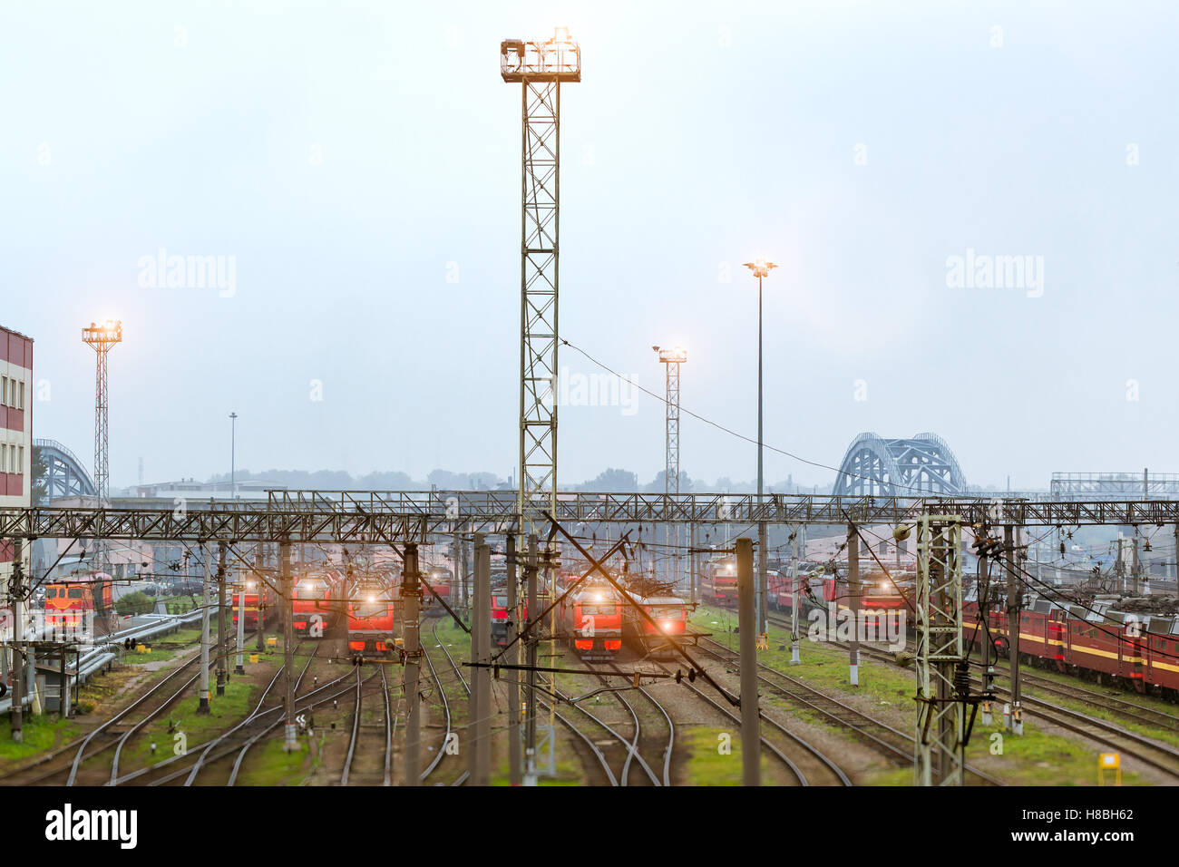 Vecchie locomotive stand sui binari della ferrovia di tecnico della stazione ferroviaria - Funzionamento deposito locomotive sulla mattina di autunno nella nebbia Foto Stock