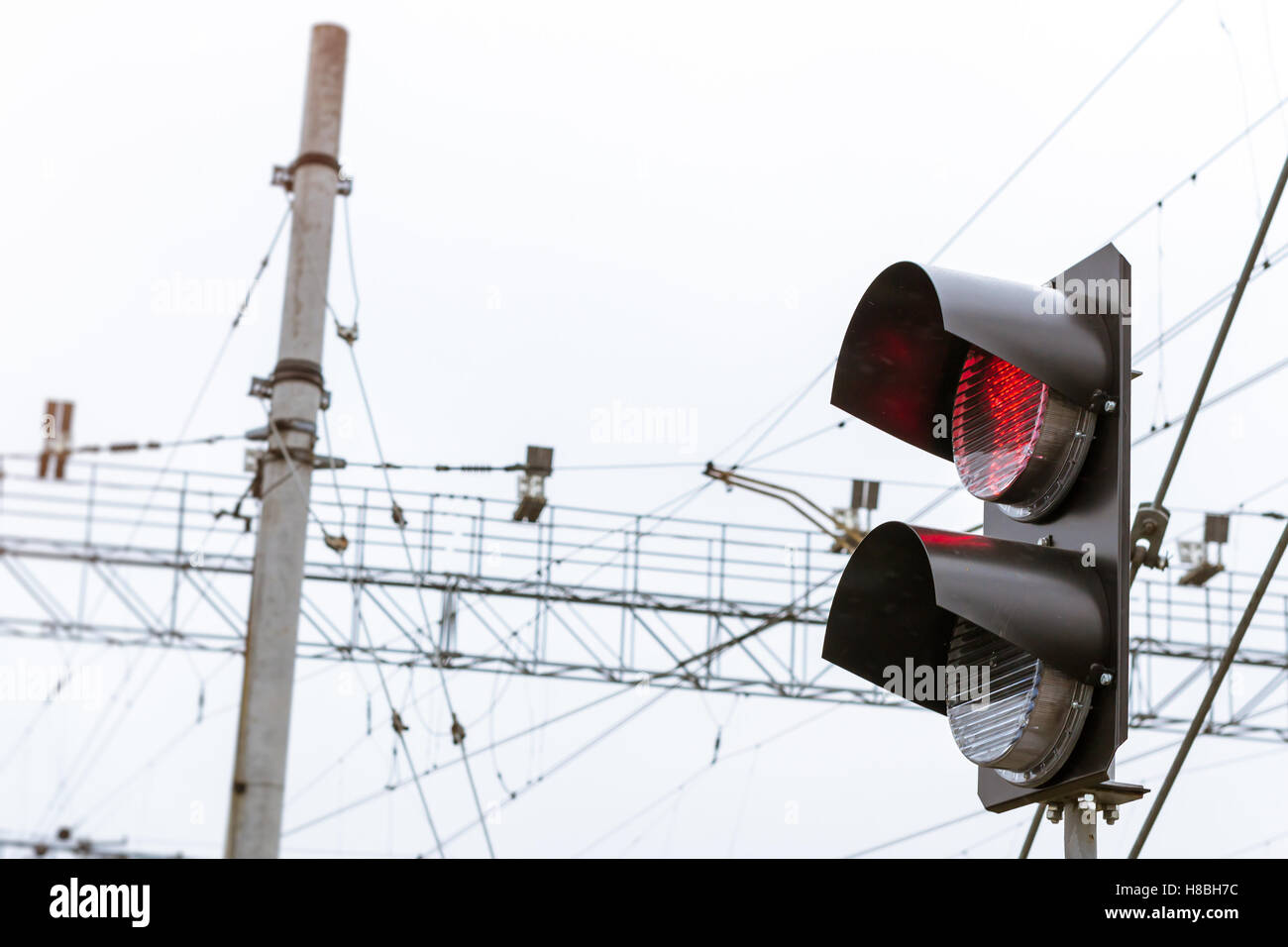 Il semaforo ferroviario che vieta brilla di rosso. Tecnica stazione ferroviaria - la locomotiva di funzionamento deposito. Infrastrutture di trasporto Foto Stock