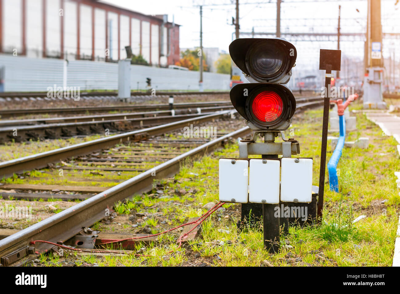 Il semaforo ferroviario che vieta brilla di rosso. Tecnico deposito ferroviario. Le infrastrutture di trasporto delle Ferrovie russe di San Pietroburgo Foto Stock