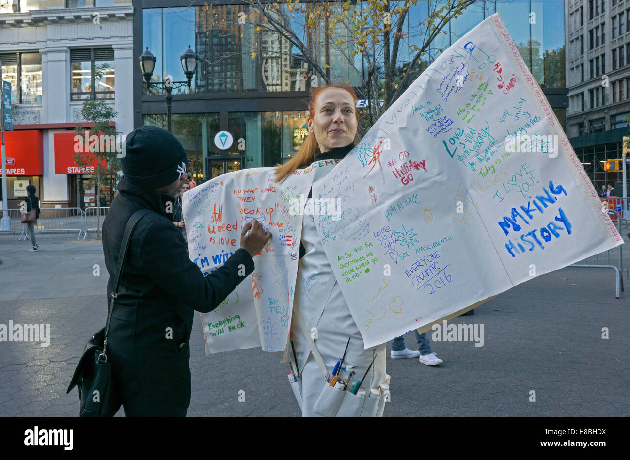 Performance di artista Mirena Rhee invitando le persone a scrivere sulla sua tela per la memoria progetto di sostituzione. Il giorno delle elezioni " 16, NYC. Foto Stock
