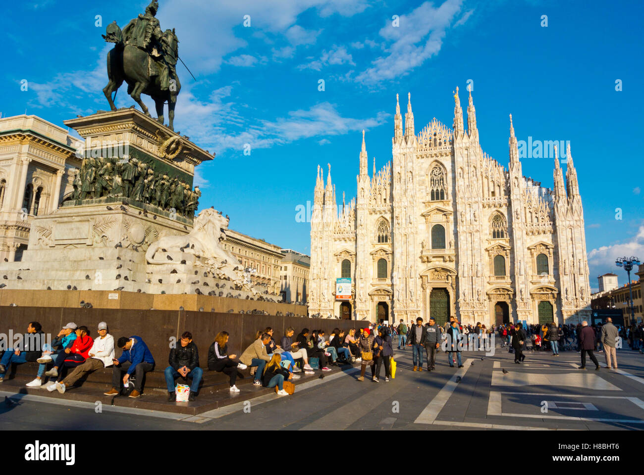 Monumento equestre a Vittorio Emanuele II e la chiesa cattedrale, la Piazza del Duomo di Milano, Lombardia, Italia Foto Stock