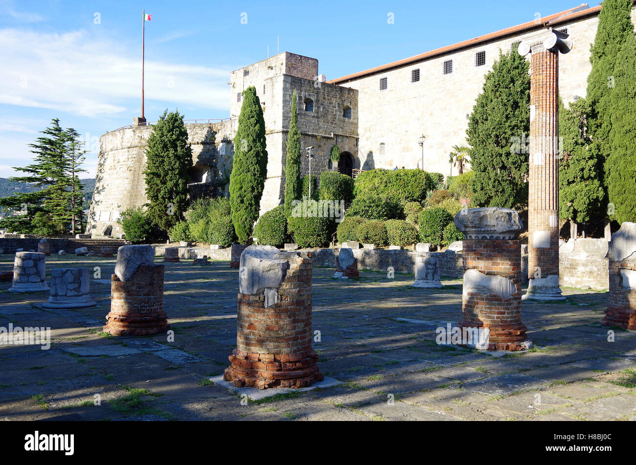 Trieste, Italia, Forense Basilica Romana e Castello di San Giusto Foto Stock