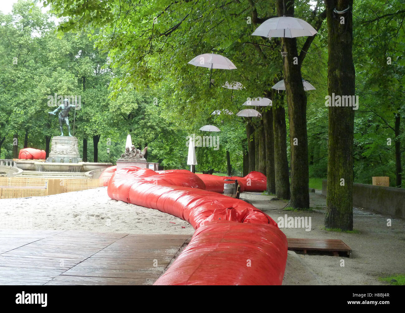 Regenschirme, Sommerbar Praterinsel Muenchen, tasto D: Park, Sitzschlauch, Denkmal, Bäume, snapshot Foto Stock