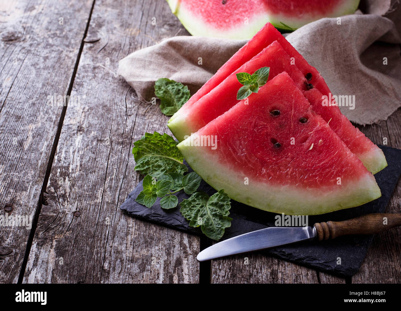 Fette di anguria e menta. Messa a fuoco selettiva Foto Stock