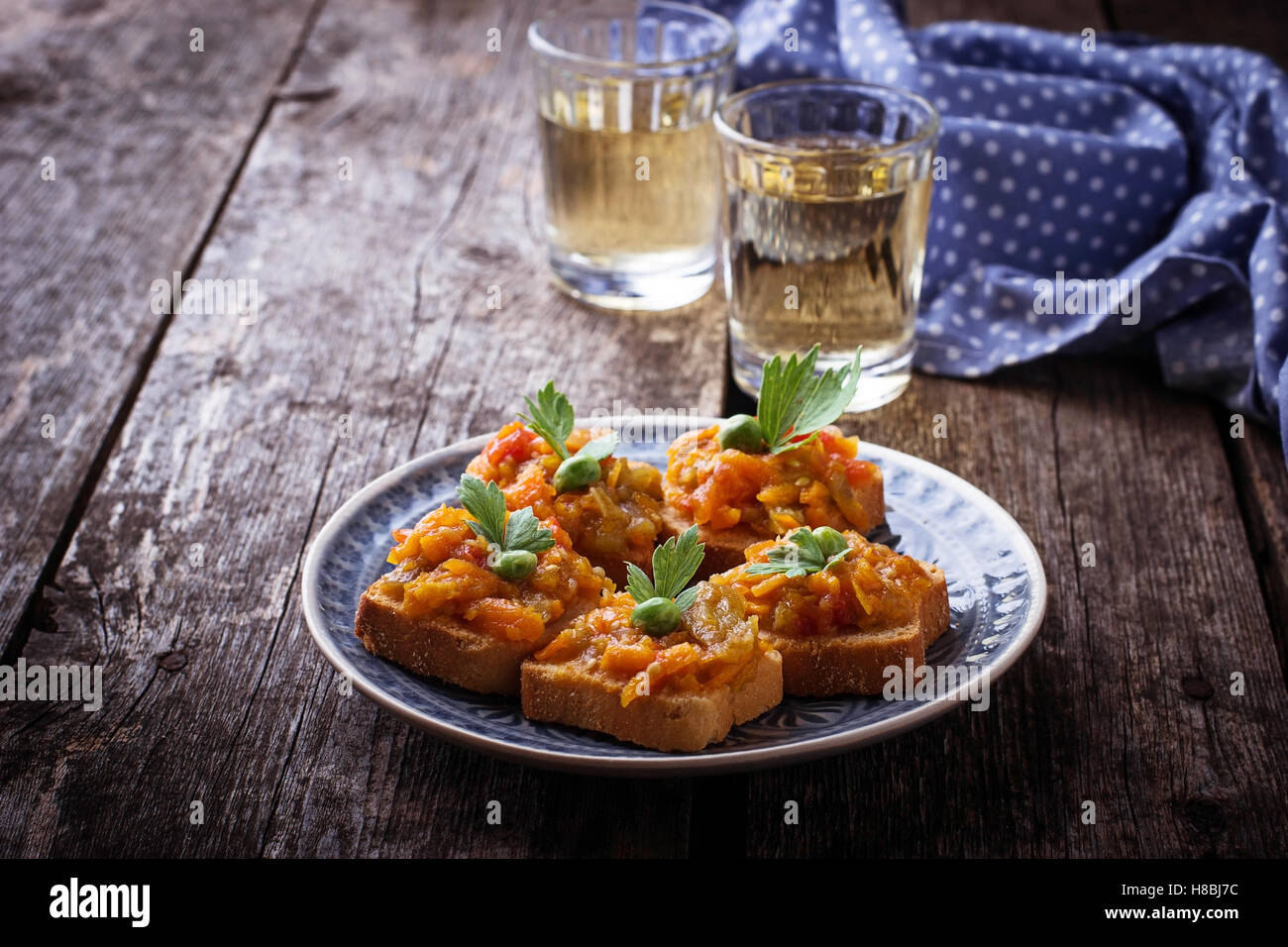 Crostino con caviale di melanzane e bicchieri di vino. Messa a fuoco selettiva Foto Stock