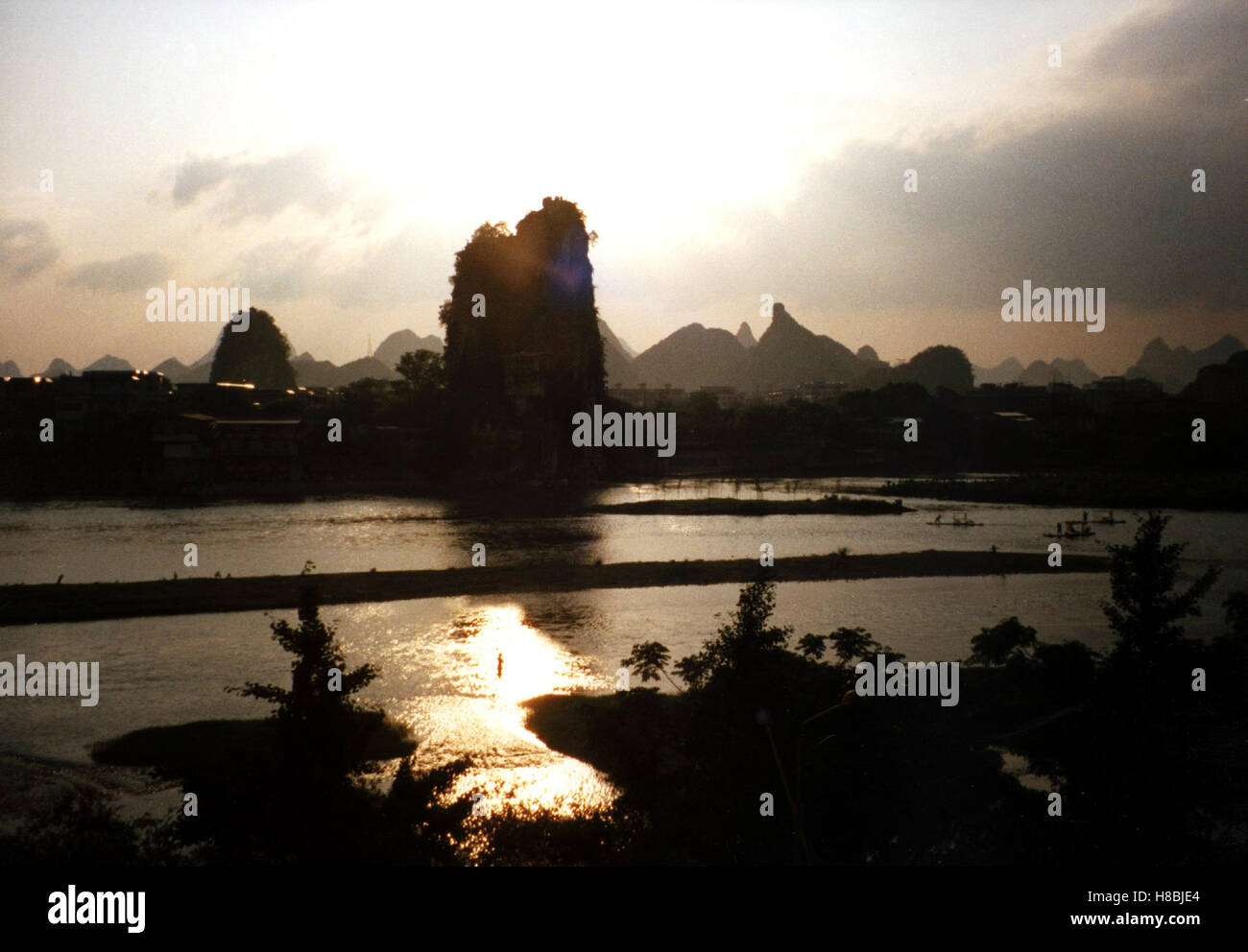 Abendstimmung am Li-Fluss (Li-River) bei Guilin, Cina 1998. Chiave: Berge, Fluß, Wasser, Landschaft, Himmel, Wolken, Gegenlicht. Foto Stock