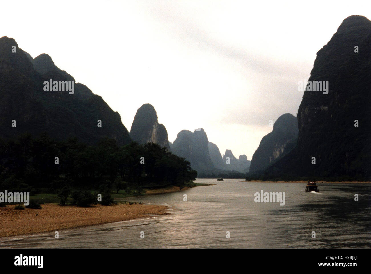 Landschaft am Li-Fluss (Li-River), Cina 1998. Chiave: Berge, Fluß, Boot, Schiff, Landschaft, Wasser. Foto Stock