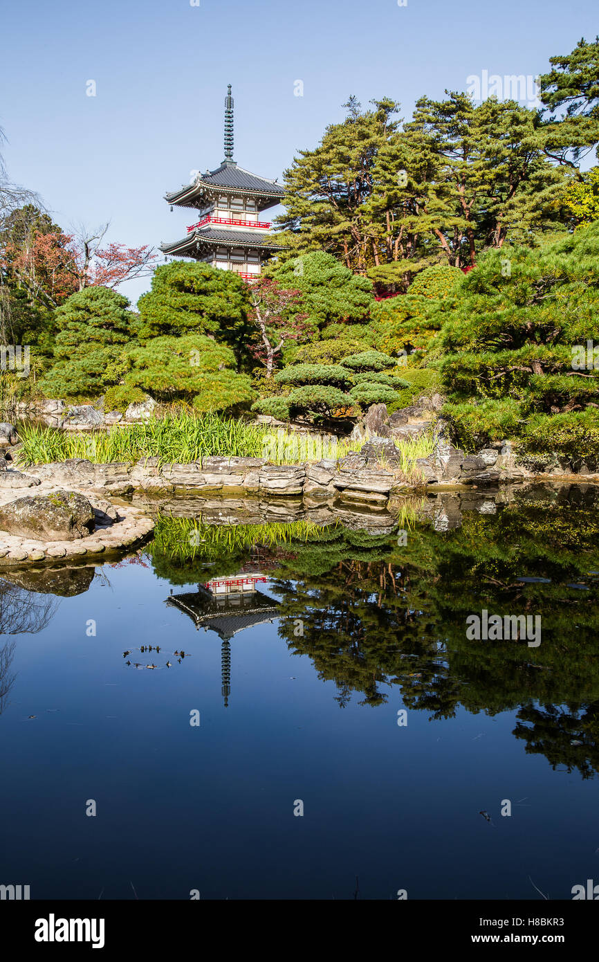 Giardino Rinnoji a Sendai ha percorsi tortuosi, un giardino di stagno di koi e tre piani pagoda riflettendo in acqua Foto Stock