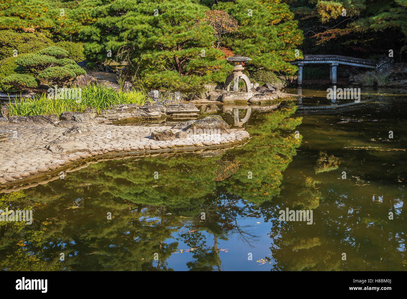 Giardino Rinnoji a Sendai ha diversi sentieri che circondano un laghetto giardino fornito di koi. Foto Stock