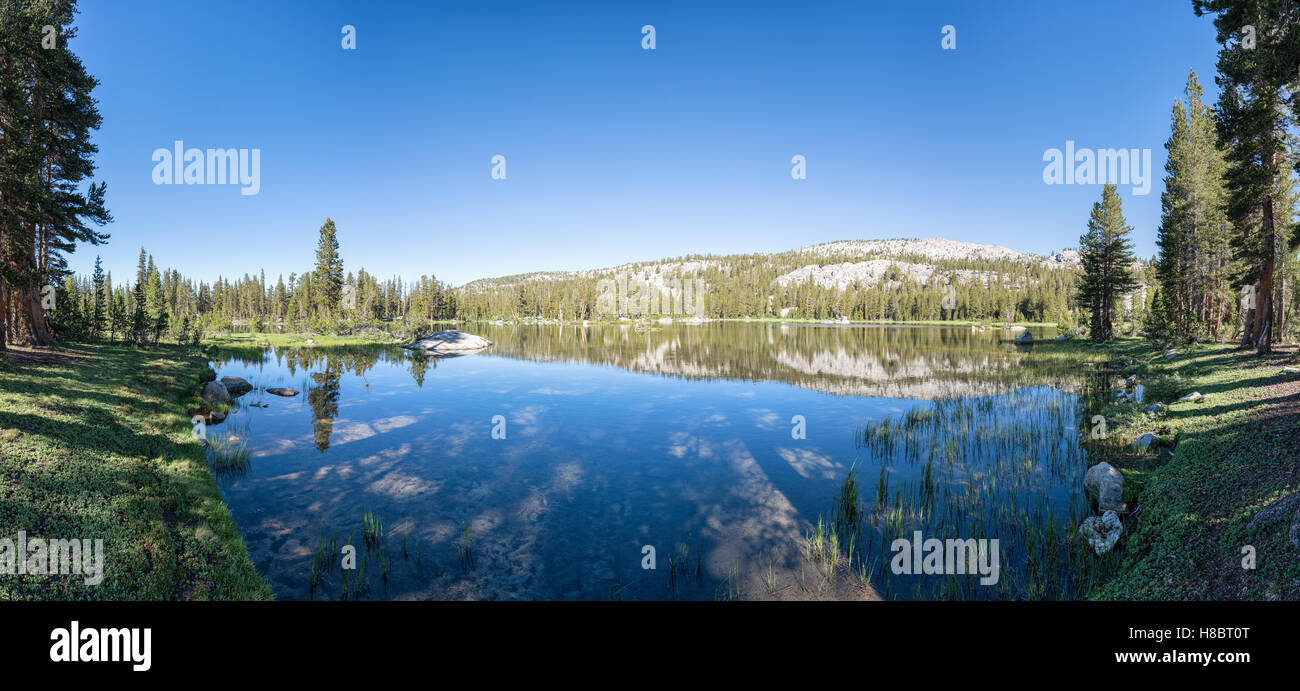 Mattina al Lago di Rae, Sierra forestale nazionale, California, Stati Uniti d'America, America del Nord Foto Stock
