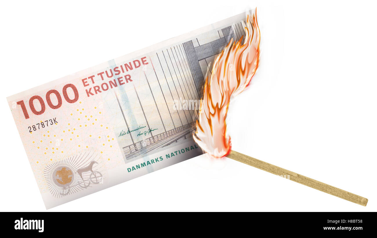 Una banconota essendo bruciato da un confronto con la masterizzazione in una grande fiamma. Foto Stock