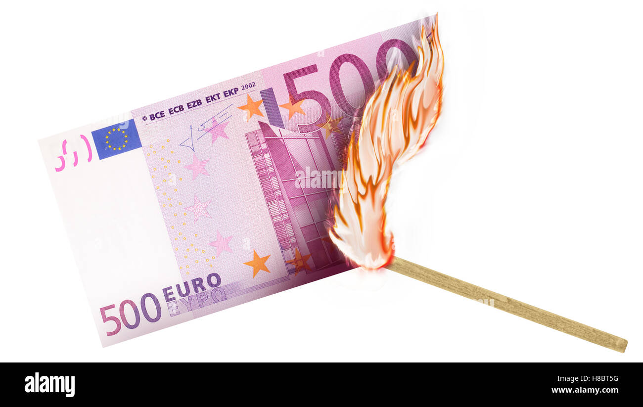 Una banconota essendo bruciato da un confronto con la masterizzazione in una grande fiamma. Foto Stock