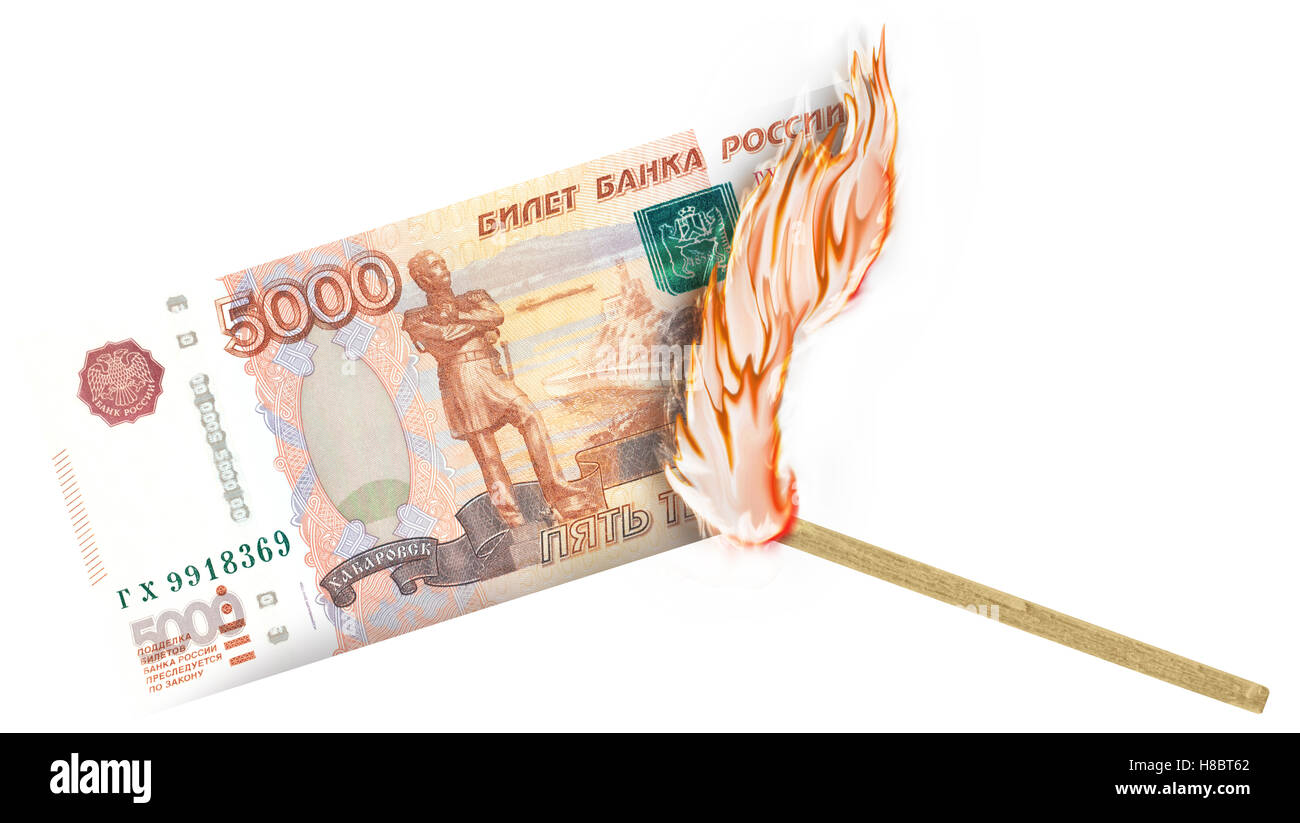 Una banconota essendo bruciato da un confronto con la masterizzazione in una grande fiamma. Foto Stock