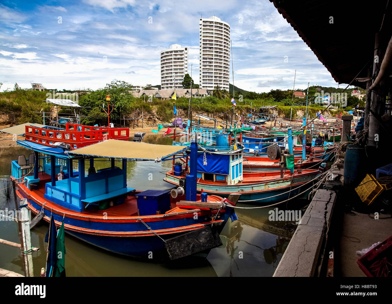 Barche da pesca a Khao Takiab villaggio di pescatori Foto Stock