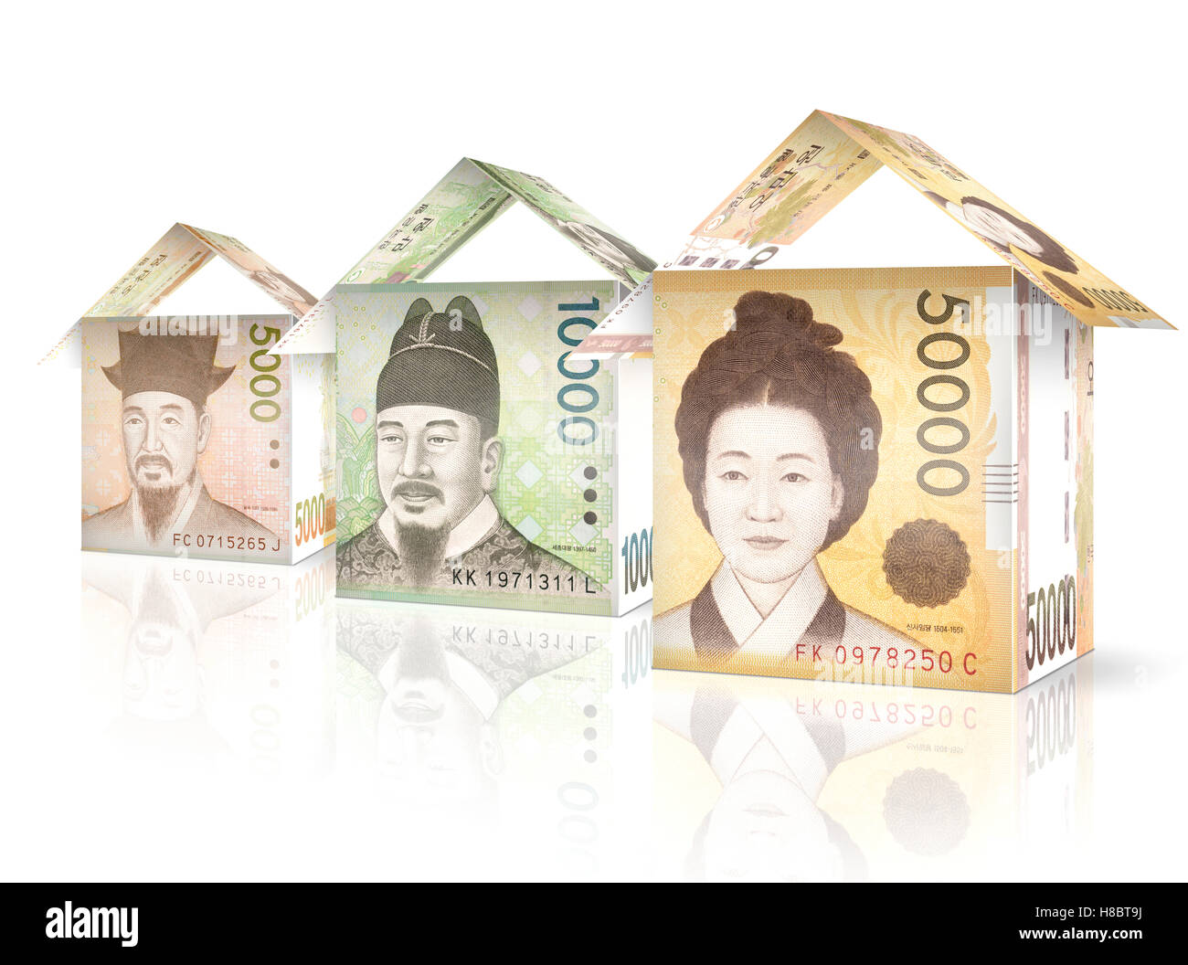 Le fatture del denaro ripiegato come case in piedi accanto a ogni altra in calo in dimensioni e valore. Foto Stock