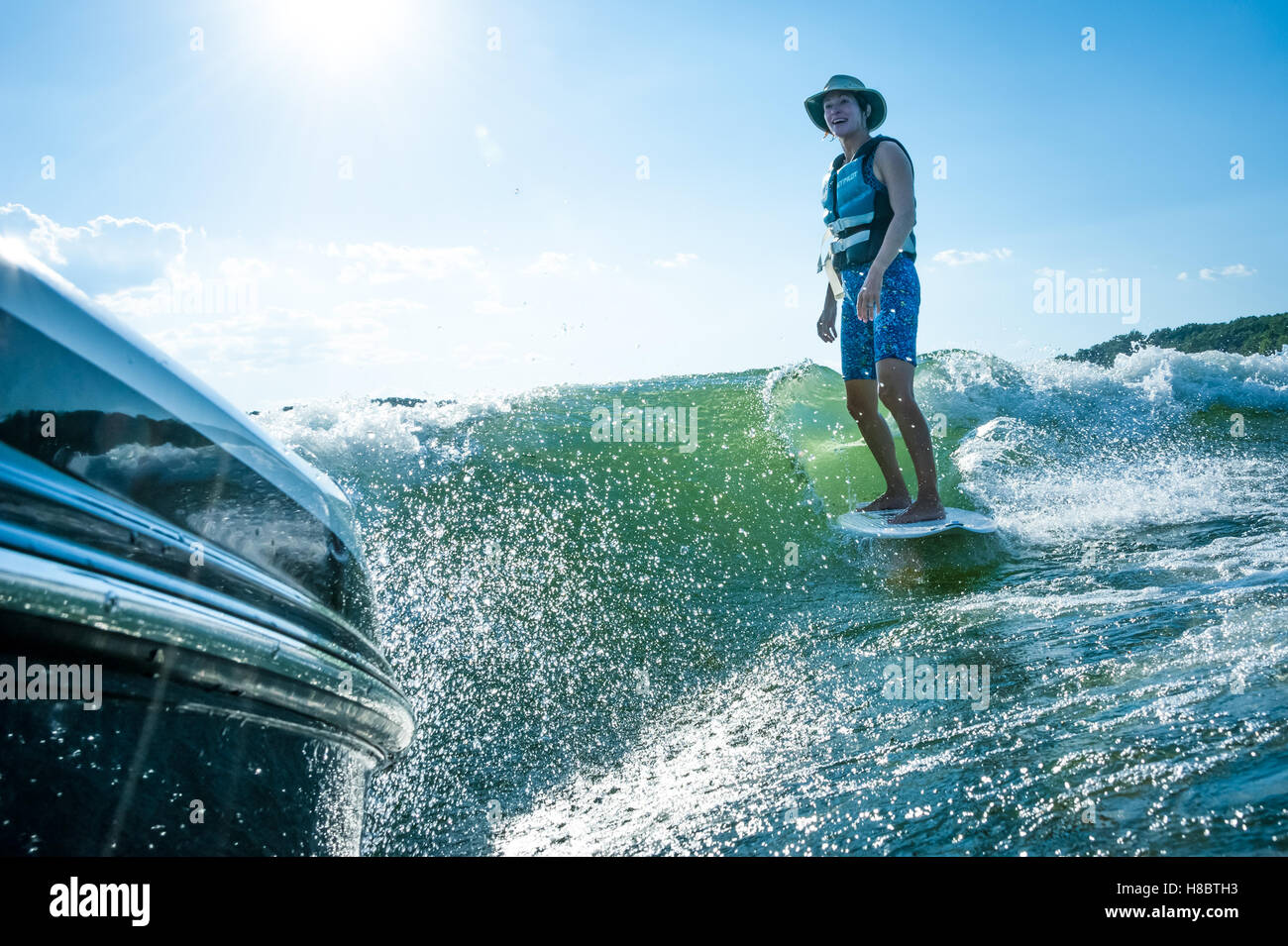 Sorridente senior crociere wakesurfer dietro un Mastercraft wakesurfing barca sul Lago Hartwell in Georgia/South Carolina, Stati Uniti d'America. Foto Stock