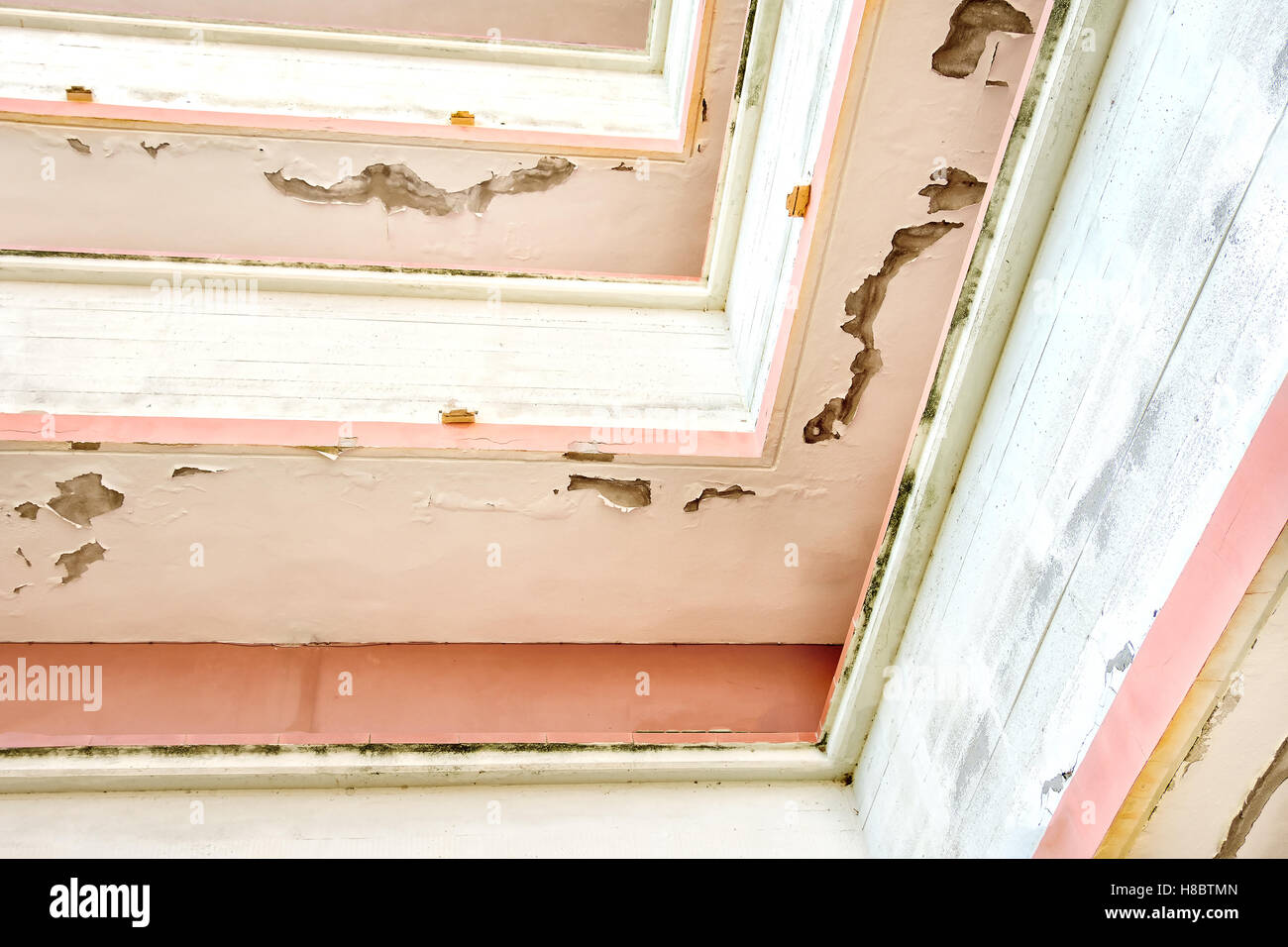 Il vecchio intonaco balcone edificio a soffitto crepe Foto Stock