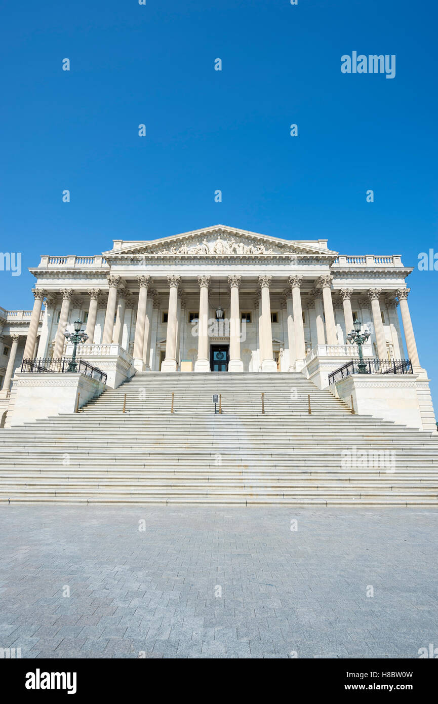 Vista panoramica degli Stati Uniti Campidoglio di Washington DC, Stati Uniti d'America dal Senato scala d'ingresso sotto il cielo blu chiaro Foto Stock