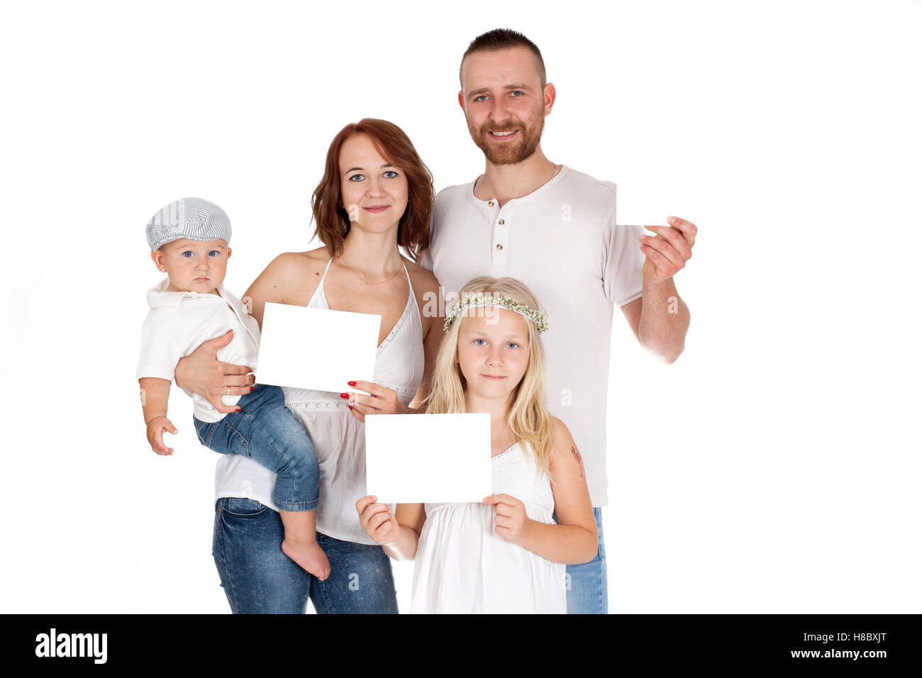Famiglia, un gruppo di persone in camice bianco e jeans tenendo una scheda Foto Stock
