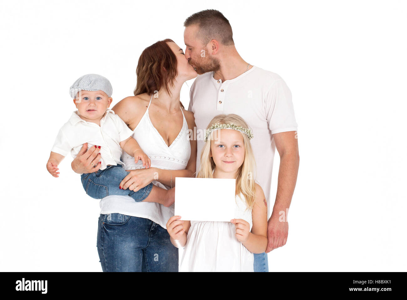 Famiglia, un gruppo di persone in camice bianco e jeans tenendo una scheda Foto Stock
