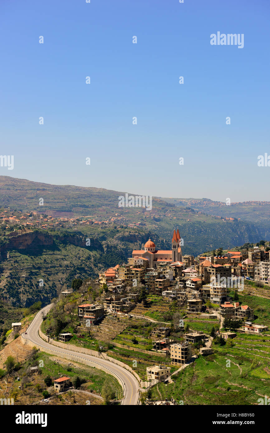 Vista generale su Bcharre e la Qadisha valle, nel nord del Libano. Foto Stock