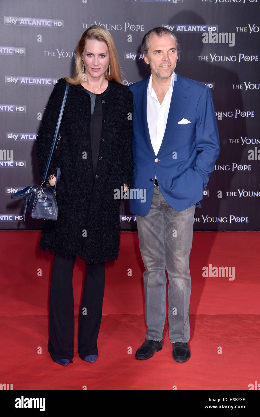 Isabella Borromeo e Ugo Brachetti Peretti frequentando il photocall e screening di anteprima di "Il giovane Papa", presso lo Spazio Cinema Moderno di Roma, Italia. Dotato di: Isabella Borromeo, Ugo Brachetti Peretti dove: Roma, Italia Quando: 09 Ott 2016 Credit: IP Foto Stock