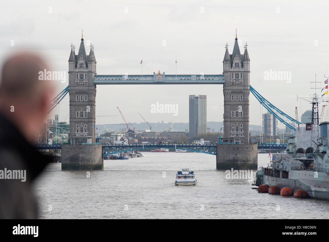 Operai sul ponte della torre, chiusa per riparazioni in novembre e dicembre 2016, guardato passando commuter su London Bridge. Foto Stock