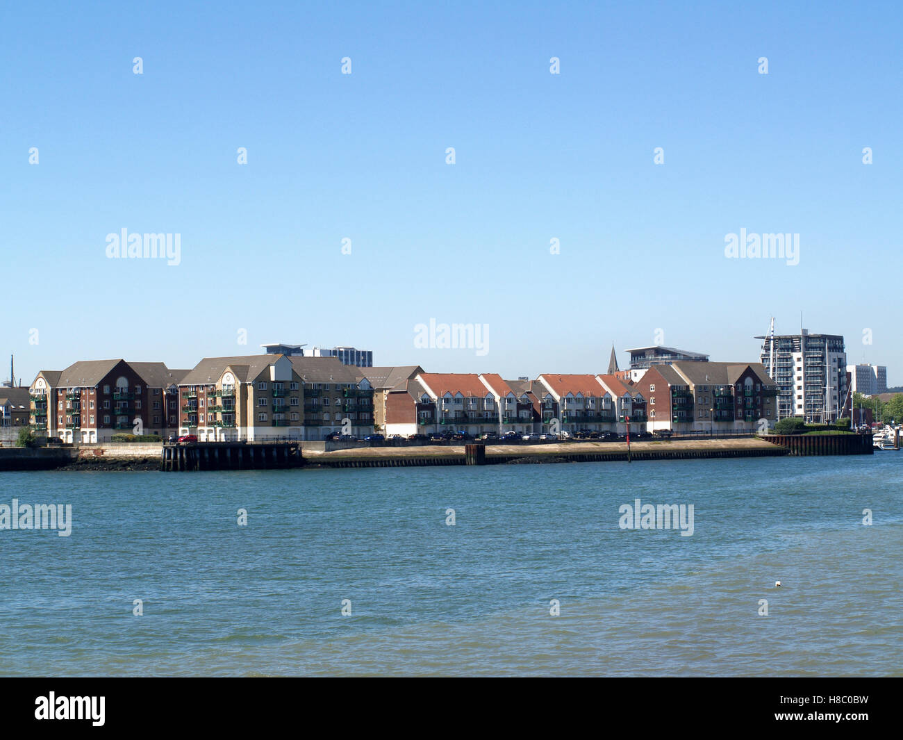 Vista di Ocean Village sviluppo dal pontile in legno a Southampton Sailing Club, Woolston, Southampton, Hampshire REGNO UNITO Foto Stock
