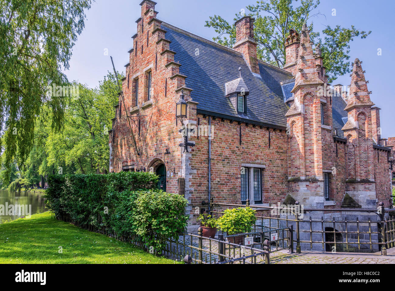 Tradizionale edificio fiamminga sul lago Minnewater Bruges Belgio Foto Stock